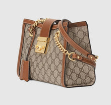 โหลดรูปภาพลงในเครื่องมือใช้ดูของ Gallery Gucci Padlock small GG shoulder bag
