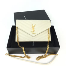 โหลดรูปภาพลงในเครื่องมือใช้ดูของ Gallery YSL ENVELOP CHAIN WALLET IN GRAIN DE POUDRE EMBOSSED LEATHER ( White)  สีขาว
