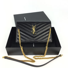 โหลดรูปภาพลงในเครื่องมือใช้ดูของ Gallery YSL ENVELOPE CHAIN WALLET IN GRAIN DE POUDRE EMBOSSED LEATHER สีทอง
