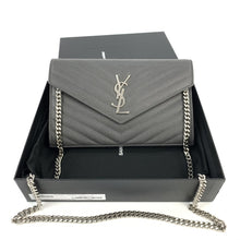 โหลดรูปภาพลงในเครื่องมือใช้ดูของ Gallery MONOGRAMYSL  CHAIN WALLET IN GRAIN DE POUDRE EMBOSSED LEATHER (Gray) สีเทา
