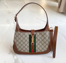 โหลดรูปภาพลงในเครื่องมือใช้ดูของ Gallery Gucci Jackie 1961 small shoulder bag
