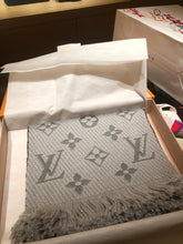 Last inn bildet i Galleri-visningsprogrammet, Louis vuitton LOGOMANIA SCARF
