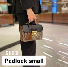 โหลดรูปภาพลงในเครื่องมือใช้ดูของ Gallery Gucci Padlock small shoulder bag
