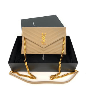 YSL ENVELOPE CHAIN WALLET IN GRAIN DE POUDRE EMBOSSED LEATHER  สีเบจ