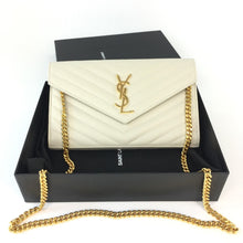 โหลดรูปภาพลงในเครื่องมือใช้ดูของ Gallery YSL MONOGRAM  CHAIN WALLET IN GRAIN DE POUDRE EMBOSSED LEATHER (White) สีขาว
