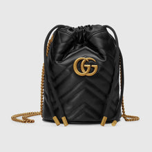 โหลดรูปภาพลงในเครื่องมือใช้ดูของ Gallery Gucci Marmont mini bucket bag
