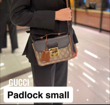 โหลดรูปภาพลงในเครื่องมือใช้ดูของ Gallery Gucci Padlock small shoulder bag
