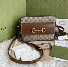 โหลดรูปภาพลงในเครื่องมือใช้ดูของ Gallery Gucci Horsebit 1955 small shoulder bag
