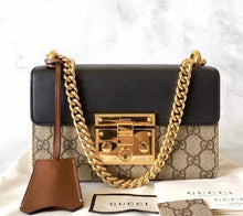 โหลดรูปภาพลงในเครื่องมือใช้ดูของ Gallery Gucci Padlock small GG shoulder bag
